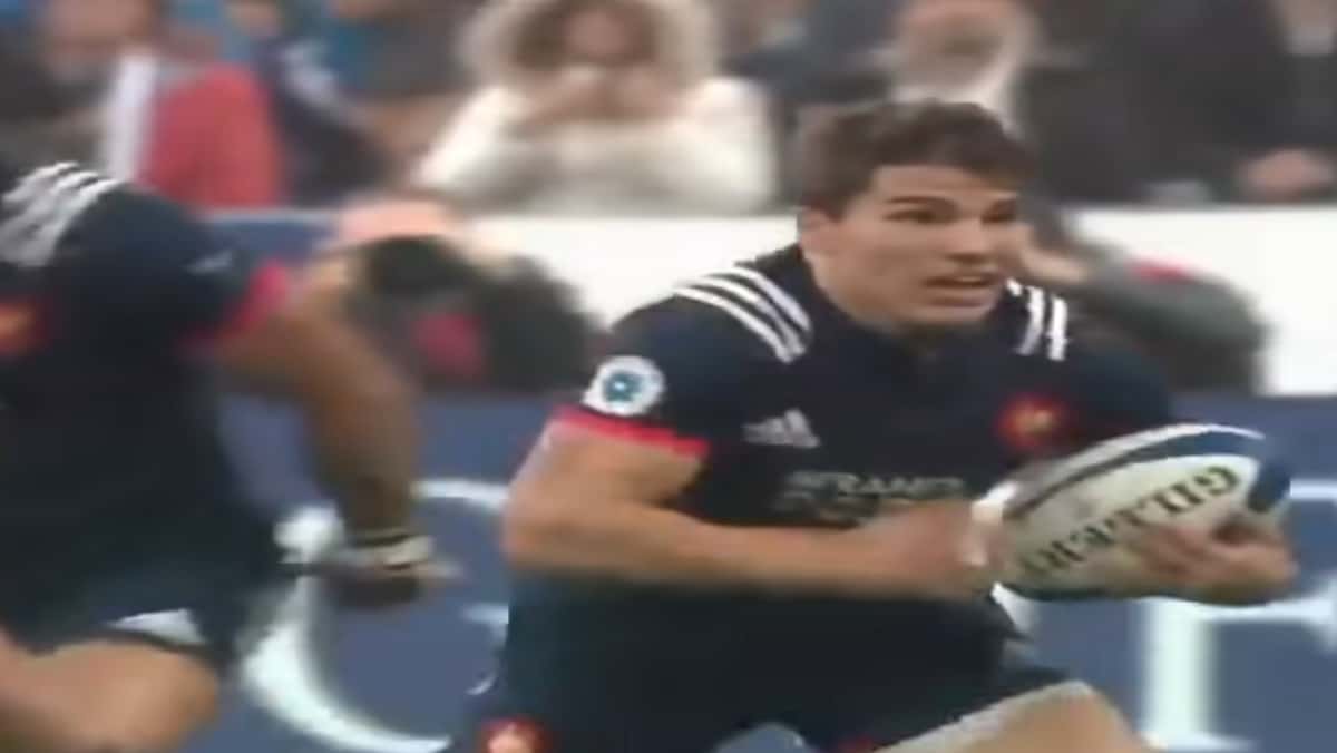 Antoine Dupont absent des terrains, mais déjà avec les Bleus : le plan Servat